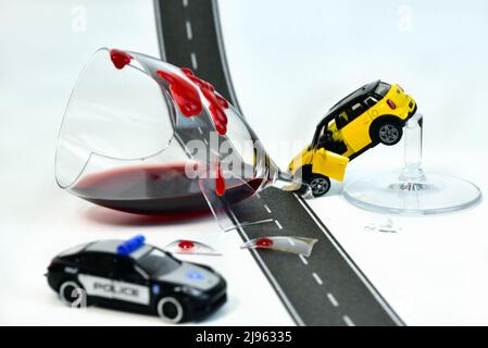 Lustiger Alkohol- und Fahrszenenunfall mit Spielzeugautos Stockfoto