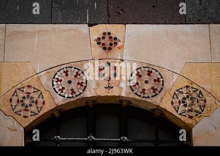 Damaskus, Syrien -Mai, 2022: Mosaikdekor Detail in historischem Wahrzeichen, Al Azem Palast von Damaskus, Syrien Stockfoto