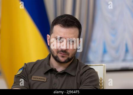 Kiew, Ukraine. 20.. Mai 2022. Der ukrainische Präsident Wolodymyr Zelenskyy hört während eines bilateralen Treffens mit dem irischen Senator Mark Daly und Sean O Fearghail, Vorsitzender des Unterhauses des irischen Parlaments, am 20. Mai 2022 im Mariinsky-Palast in Kiew, Ukraine, zu. Quelle: Ukrainische Präsidentschaft/Ukrainische Präsidentschaft/Alamy Live News Stockfoto