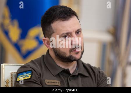 Kiew, Ukraine. 20.. Mai 2022. Der ukrainische Präsident Wolodymyr Zelenskyy hört während eines bilateralen Treffens mit dem irischen Senator Mark Daly und Sean O Fearghail, Vorsitzender des Unterhauses des irischen Parlaments, am 20. Mai 2022 im Mariinsky-Palast in Kiew, Ukraine, zu. Quelle: Ukrainische Präsidentschaft/Ukrainische Präsidentschaft/Alamy Live News Stockfoto