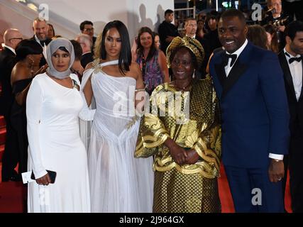 20..Mai 2022. Cannes, Frankreich. Sabrina Elba, ihre Mutter, Idris Elba und seine Mutter Eve Elba, die an der dreitausend Jahre lang andauern sehnenden Premiere im Rahmen der Filmfestspiele von Cannes 75., Palais de Festival, Cannes, teilnahmen. Quelle: Doug Peters/EMPICS/Alamy Live News Stockfoto