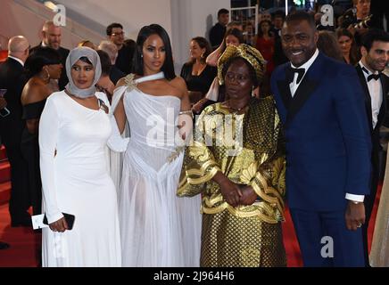 20..Mai 2022. Cannes, Frankreich. Sabrina Elba, ihre Mutter, Idris Elba und seine Mutter Eve Elba, die an der dreitausend Jahre lang andauern sehnenden Premiere im Rahmen der Filmfestspiele von Cannes 75., Palais de Festival, Cannes, teilnahmen. Quelle: Doug Peters/EMPICS/Alamy Live News Stockfoto