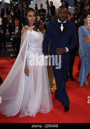 20..Mai 2022. Cannes, Frankreich. Sabrina Dhowre Elba und Idris Elba nehmen an der dreitausend Jahre lang andauenden Sehnsuchtspremiere Teil, die im Rahmen der Filmfestspiele von Cannes 75., Palais de Festival, Cannes, stattfand. Quelle: Doug Peters/EMPICS/Alamy Live News Stockfoto