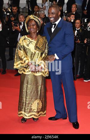 20..Mai 2022. Cannes, Frankreich. Idris Elba und seine Mutter Eve Elba nahmen an der dreitausend Jahre lang andauerenden Premiere Teil, die im Rahmen der Filmfestspiele von Cannes 75., Palais de Festival, Cannes, stattfand. Quelle: Doug Peters/EMPICS/Alamy Live News Stockfoto
