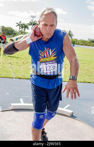 Fort Ft. Lauderdale Florida, Ansin Sports Complex Track & Field National Senior Games, männlicher Konkurrent, der mit dem Wurf eines Schusses konkurriert Stockfoto