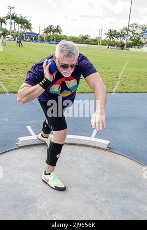 Fort Ft. Lauderdale Florida, Ansin Sports Complex Track & Field National Senior Games, männlicher Konkurrent, der mit dem Wurf eines Schusses konkurriert Stockfoto