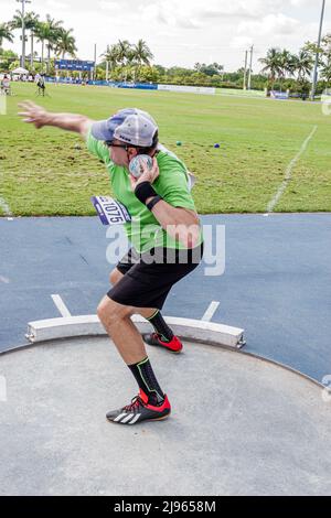 Fort Ft. Lauderdale Florida, Ansin Sports Complex Track & Field National Senior Games, männlicher Konkurrent, der mit dem Wurf eines Schusses konkurriert Stockfoto