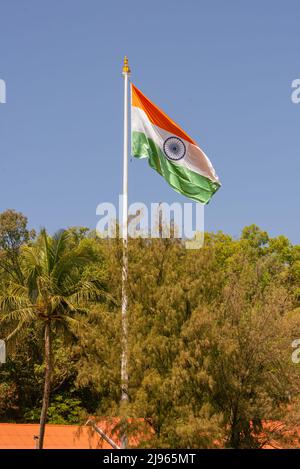 Die Nationalflagge Indiens ist eine horizontale rechteckige Trikolore aus tiefem Safran, weiß und grün; mit dem Ashoka Chakra, einem 24-Speichen-Rad Stockfoto