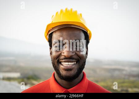 Junger afrikanischer Baumeister, der auf der Baustelle arbeitet Stockfoto