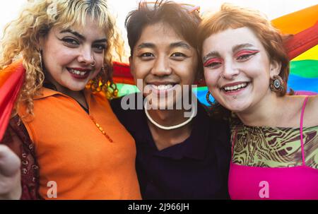 Fröhliche schwule Freunde, die beim PRIDE-Festival gemeinsam Spaß haben - Lifestyle-Konzept für LGBT und Jugendliche Stockfoto