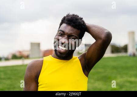 Happy African Gay man Celebrating PRIDE Festival - LGBTQ Community-Konzept Stockfoto