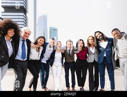 Team von multirassischen Geschäftsleuten mit unterschiedlichen Alters und Ethnien, die während der Meetings im Stadtzentrum stehen Stockfoto
