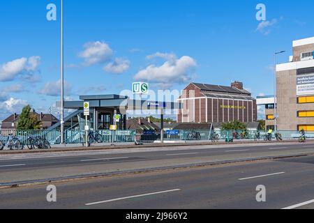 Berlin, Deutschland - 6. Oktober 2021: Bahnhof Westhafen, Verwaltungsgebäude und Versorgungshallen des Westhafens Hafen B Stockfoto