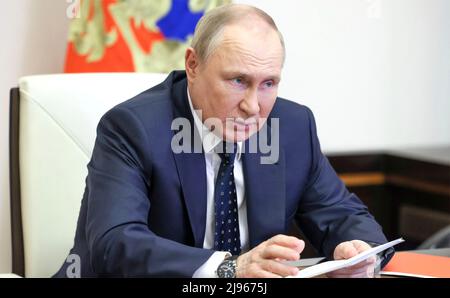 Moskau, Russland. 20.. Mai 2022. Der russische Präsident Wladimir Putin leitet eine Videokonferenz mit dem russischen Sicherheitsrat von der Präsidentenresidenz in Novo-Ogarjovo am 20. Mai 2022 außerhalb von Moskau, Russland. Quelle: Mikhail Klimentyev/Kremlin Pool/Alamy Live News Stockfoto