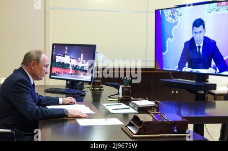 Moskau, Russland. 20.. Mai 2022. Der russische Präsident Wladimir Putin hält eine Videokonferenz mit dem Gouverneur der Region Swerdlowsk, Jewgeni Kuywaschew, vom Präsidentenresidenz in Novo-Ogaryovo, am 20. Mai 2022 außerhalb von Moskau, Russland, ab. Quelle: Mikhail Klimentyev/Kremlin Pool/Alamy Live News Stockfoto