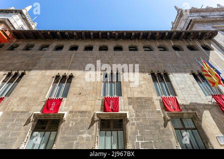 Valencia, Spanien - 05 06 2022: Palau de la Generalitat Valenciana das Hauptquartier der Regierung von Valencia in Valencia, Spanien an einem sonnigen Frühlingstag. Stockfoto