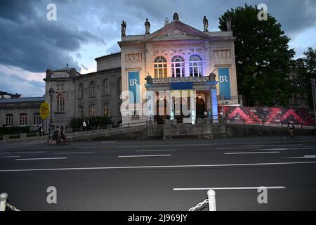 München, Deutschland. 20.. Mai 2022. Das Prinzregententheater wird während der Verleihung des Bayerischen Filmpreises beleuchtet. Quelle: Ursula Düren/dpa/Alamy Live News Stockfoto