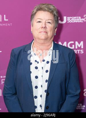 New York, New York, USA. 18.. Mai 2022. New York, NY - 18. Mai 2022: Sandy Barbour nimmt an der Verleihung der Annual Sports Business Journal Awards 15. im New York Marriott Marquis Hotel Teil (Foto: © Lev Radin/Pacific Press via ZUMA Press Wire) Stockfoto