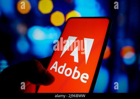 In dieser Abbildung wird das Logo von Adobe Inc. Auf einem Smartphone-Bildschirm angezeigt. Stockfoto