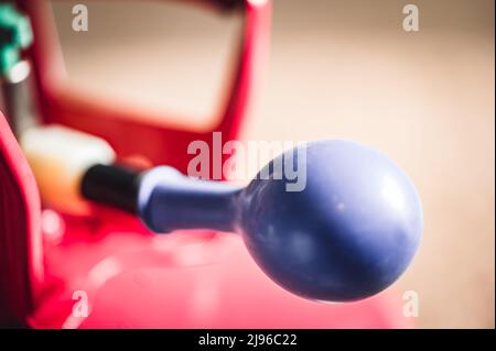 Selektiver Fokus auf den Rand eines aufblasbaren Ballons, der an einem Heliumbehälter befestigt ist. Stockfoto