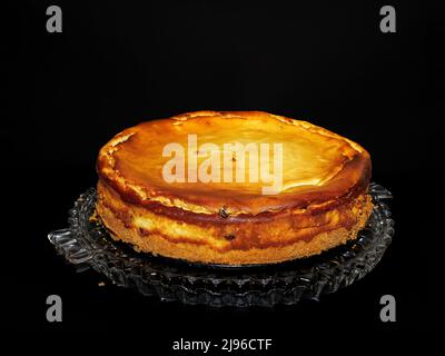 Käsekuchen frisch auf einer Glaslatte gebacken. Stockfoto