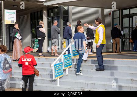 Australien. 21.. Mai 2022. Australian Federal Election Polling Day. Die Australier am Sitz von Mackellar gehen zu den Umfragen im Avalon Beach Recreation Center, um bei den Bundestagswahlen ihre Stimme abzugeben. Mackellar, nördlich von Sydney, wird vom liberalen Abgeordneten Jason Falinski gehalten. Die Abstimmung endet heute um 6pm Uhr. Samstag, 21.. Mai 2022. Credit Martin Berry@alamy Live Nachrichten. Quelle: martin Berry/Alamy Live News Stockfoto