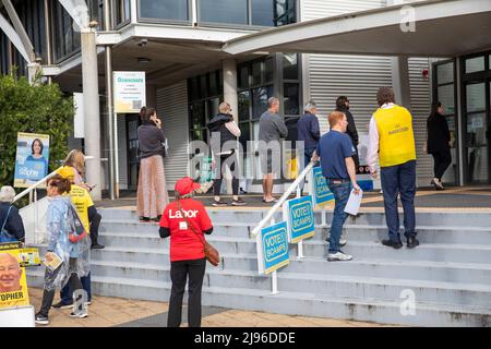 Australien. 21.. Mai 2022. Australian Federal Election Polling Day. Die Australier am Sitz von Mackellar gehen zu den Umfragen im Avalon Beach Recreation Center, um bei den Bundestagswahlen ihre Stimme abzugeben. Mackellar, nördlich von Sydney, wird vom liberalen Abgeordneten Jason Falinski gehalten. Die Abstimmung endet heute um 6pm Uhr. Samstag, 21.. Mai 2022. Credit Martin Berry@alamy Live Nachrichten. Quelle: martin Berry/Alamy Live News Stockfoto