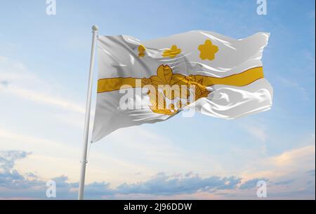 Offizielle Flagge des Armeekommandanten der Ground Self Defense Force Japan bei bewölktem Himmel Hintergrund bei Sonnenuntergang, Panoramablick. Japanisches Reisen und patriotische Betrüger Stockfoto