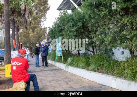 Australien. 21.. Mai 2022. Australian Federal Election Polling Day. Die Australier am Sitz von Mackellar gehen zu den Umfragen im Avalon Beach Recreation Center, um bei den Bundestagswahlen ihre Stimme abzugeben. Mackellar, nördlich von Sydney, wird vom liberalen Abgeordneten Jason Falinski gehalten. Die Abstimmung endet heute um 6pm Uhr. Samstag, 21.. Mai 2022. Credit Martin Berry@alamy Live Nachrichten. Quelle: martin Berry/Alamy Live News Stockfoto