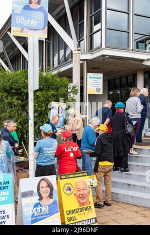 Australien. 21.. Mai 2022. Australian Federal Election Polling Day. Die Australier am Sitz von Mackellar gehen zu den Umfragen im Avalon Beach Recreation Center, um bei den Bundestagswahlen ihre Stimme abzugeben. Mackellar, nördlich von Sydney, wird vom liberalen Abgeordneten Jason Falinski gehalten. Die Abstimmung endet heute um 6pm Uhr. Samstag, 21.. Mai 2022. Credit Martin Berry@alamy Live Nachrichten. Quelle: martin Berry/Alamy Live News Stockfoto