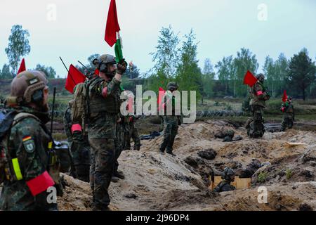 Deutsche Soldaten, die dem Panzergrenadier-Bataillon 212., der Panzerbrigade 21., der Panzerdivision 1., zugewiesen wurden, dienen als Sicherheitsbeamte während einer Live-Feuerübung im Rahmen von Defender Europe im Trainingsgebiet Oberlausitz, Deutschland, 17. Mai 2022. Defender Europe 22 ist eine Reihe von multinationalen Trainingsübungen der US-Armee in Europa und Afrika in Osteuropa. Die Übung zeigt die Fähigkeit der US-Armee Europa und Afrika, großangelegte Bodenkampfeinsätze in mehreren Theatern durchzuführen, um die NATO zu unterstützen. (USA Foto der Armee-Nationalgarde von Staff Sgt. Gabriel Rivera) Stockfoto