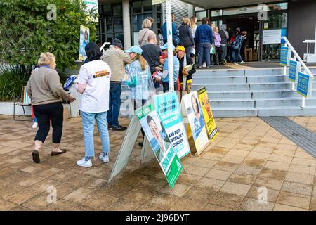 Australien. 21.. Mai 2022. Australian Federal Election Polling Day. Die Australier am Sitz von Mackellar gehen zu den Umfragen im Avalon Beach Recreation Center, um bei den Bundestagswahlen ihre Stimme abzugeben. Mackellar, nördlich von Sydney, wird vom liberalen Abgeordneten Jason Falinski gehalten. Die Abstimmung endet heute um 6pm Uhr. Samstag, 21.. Mai 2022. Credit Martin Berry@alamy Live Nachrichten. Quelle: martin Berry/Alamy Live News Stockfoto