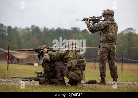 Soldaten der US-Armee unterdrücken Ziele, nachdem sie während des Internationalen Scharfschützenwettbewerbs 2022 am 5. April 2022 in Fort Benning, GA, einen Todesopfer in Sicherheit gebracht haben. Der von der US Army Sniper School organisierte Wettbewerb zog 30 drei-Mann-Teams aus US- und ausländischen Militärs an, darunter Teilnehmer aus dem Vereinigten Königreich, Australien, Deutschland, Dänemark, Schweden, Und Israel. Es war das erste Jahr, in dem der Wettbewerb drei-Mann-Teams anstelle der üblichen zwei-Mann-Teams testete. (USA Armee-Foto von SPC. Ethan Scofield) Stockfoto