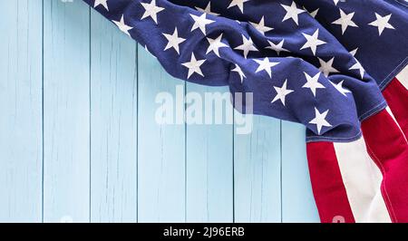 US-Flagge mit Kopierraum auf blauer Holzstruktur Stockfoto