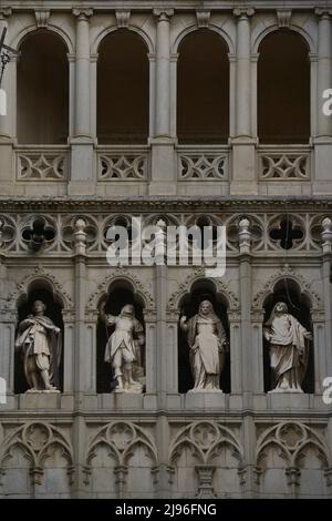 Spanien, Kastilien-La Mancha, Toledo. Kathedrale der Heiligen Maria. Erbaut im gotischen Stil zwischen 1227 und 1493. Detail der Skulpturen über der Tür des Jüngsten Gerichts an der Hauptfassade. Stockfoto