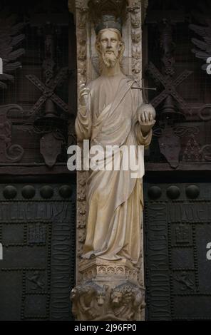 Spanien, Kastilien-La Mancha, Toledo. Kathedrale der Heiligen Maria. Errichtet im gotischen Stil zwischen 1227 und 1493. Hauptfassade. Tor der Vergebung. Erbaut unter der Leitung des Architekten Alvar Martínez (tätig zwischen 1418 und 1440). Detail von Christus dem Erlöser auf dem Pfosten gemeißelt. Stockfoto