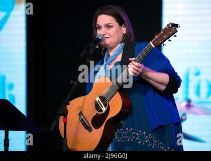 20. Mai 2022 - Kansas City, Missouri, USA - die weltbekannte Jazz-, Blues- und Folk-Künstlerin MADELEINE PEYROUX hält eine der beiden Keynote-Reden und tritt auf der Annual Folk Alliance International Conference 34. auf.(Bildquelle: © Brian Cahn/ZUMA Press Wire) Stockfoto