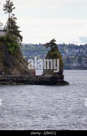 Siwash Rock and Seawall im Stanley Park an der Westküste des Pazifischen Ozeans. Stockfoto