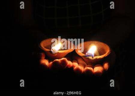 Beleuchtung von Lampen zur Feier von Deepavali. Stockfoto