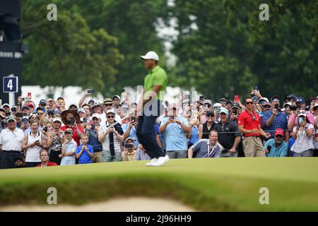 Tulsa, USA. 20.. Mai 2022. Tiger Woods spielt das dritte Loch in der zweiten Runde während der PGA Championship im Southern Hills Country Club in Tulsa, Oklahoma am Freitag, den 20. Mai 2022. Foto von Kyle Rivas/UPI Credit: UPI/Alamy Live News Stockfoto