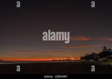 Sonnenaufgang über dem Hafen von Napier, Neuseeland Stockfoto