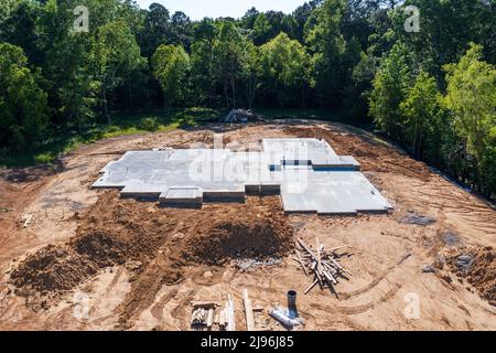 Betonfundament für den Neubau eines Hauses. Stockfoto