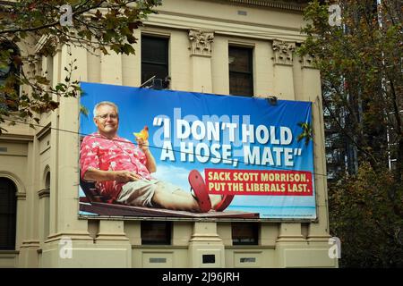 Ein Spruchband, das den australischen Premierminister Scott Morrison verspottet, hängt während der australischen Bundestagswahlen 2022 am Gebäude der Trades Hall. Carlton, Melbourne, Victoria, Australien. Stockfoto