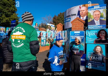 Während der australischen Bundestagswahlen 2022 ist ein Wahlstand mit Postern von Kandidaten bedeckt, darunter der Bundesschatzmeister Josh Frydenberg und eine Teal-Kandidatin, Doctor Monique Ryan. Deepdene, Melbourne, Victoria, Australien. Stockfoto