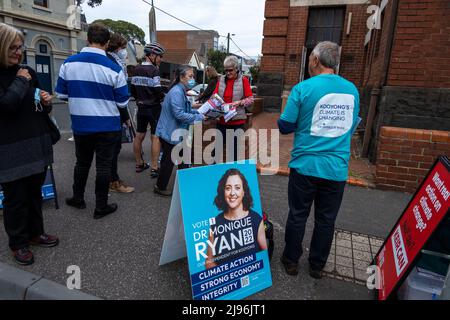 Eine Wahlstation in Collingwood, die für die australischen Bundestagswahlen 2022 tätig ist. Collingwood, Melbourne, Victoria, Australien. Stockfoto