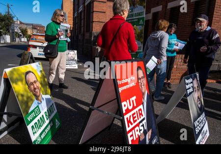 Eine Wahlstation in Collingwood, die für die australischen Bundestagswahlen 2022 tätig ist. Collingwood, Melbourne, Victoria, Australien. Stockfoto