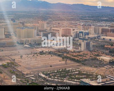 Las Vegas, 15 2022. MAI - am Nachmittag Luftaufnahme der Las Vegas Strip Stadtlandschaft Stockfoto