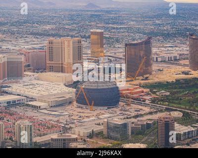 Las Vegas, 15 2022. MAI - am Nachmittag Luftaufnahme der Las Vegas Strip Stadtlandschaft mit MGM Sphere Stockfoto