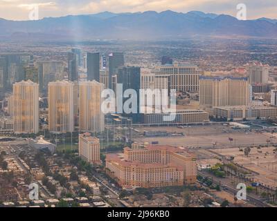 Las Vegas, 15 2022. MAI - am Nachmittag Luftaufnahme der Las Vegas Strip Stadtlandschaft Stockfoto