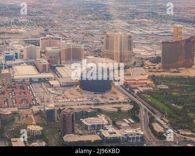 Las Vegas, 15 2022. MAI - am Nachmittag Luftaufnahme der Las Vegas Strip Stadtlandschaft mit MGM Sphere Stockfoto